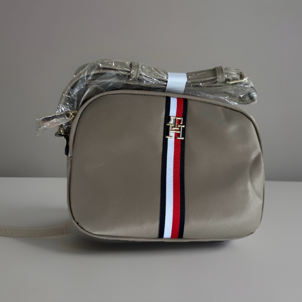 New Tommy Hilfiger Poppy Nylon Crossbody Wallet Beige